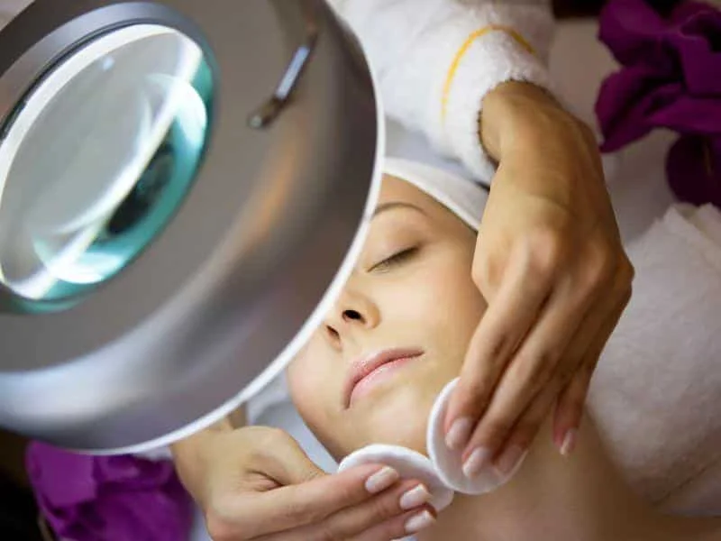 Limpieza facial profunda en centro estético profesional.