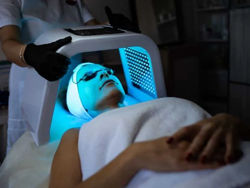 mujer recibiendo un tratamiento facial con maquina
