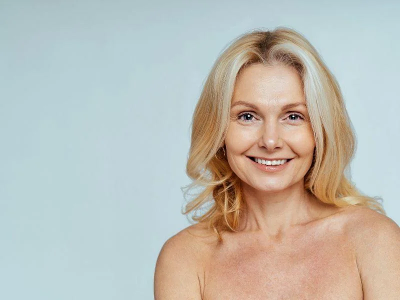 mujer madura con rostro muy cuidado
