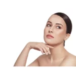 mujer con rostro luminoso y cuidado con el tratamiento skinbooster