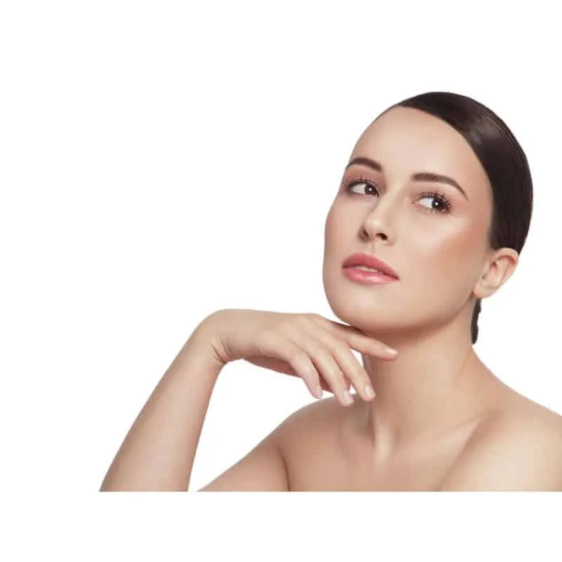 mujer con rostro luminoso y cuidado con el tratamiento skinbooster