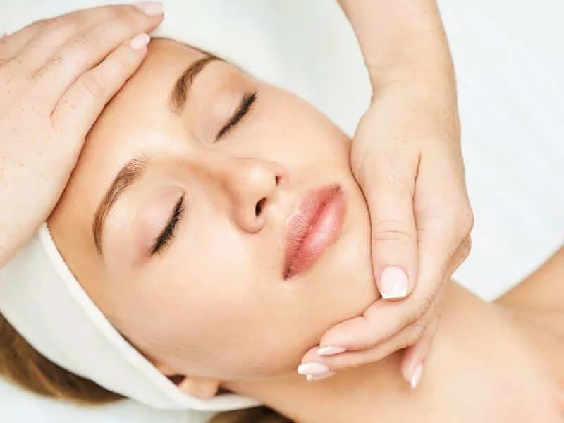 resultados-dermapen-facial mujer rostro brillante después del tratamiento dermapen