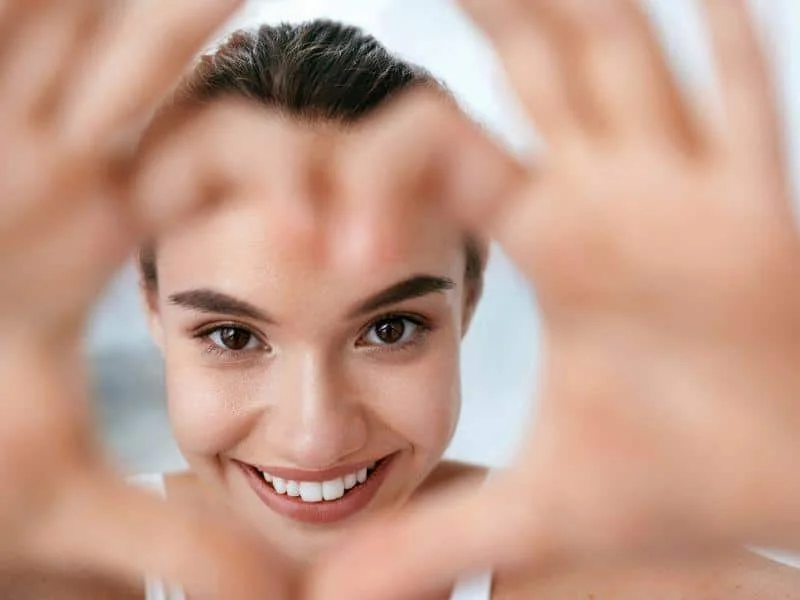 sesiones-para-dermapen-efectivo Mujer mostrando su cara entre sus manos