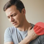 hombre señalando el hombro con gestos de dolor