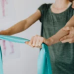 especialista en rehabilitacion del hombro realizando terapia a un paciente