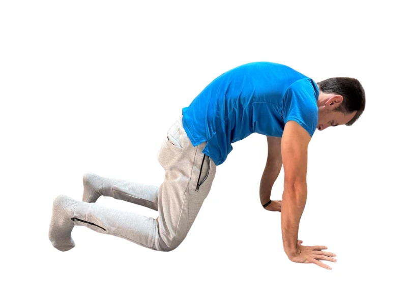 ejercicio de fuerza de hombros sacando chepa