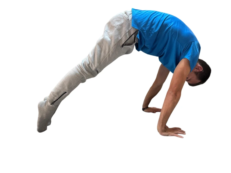 ejercicio de fuerza de hombros puente boca abajo inclinado hacia delantes