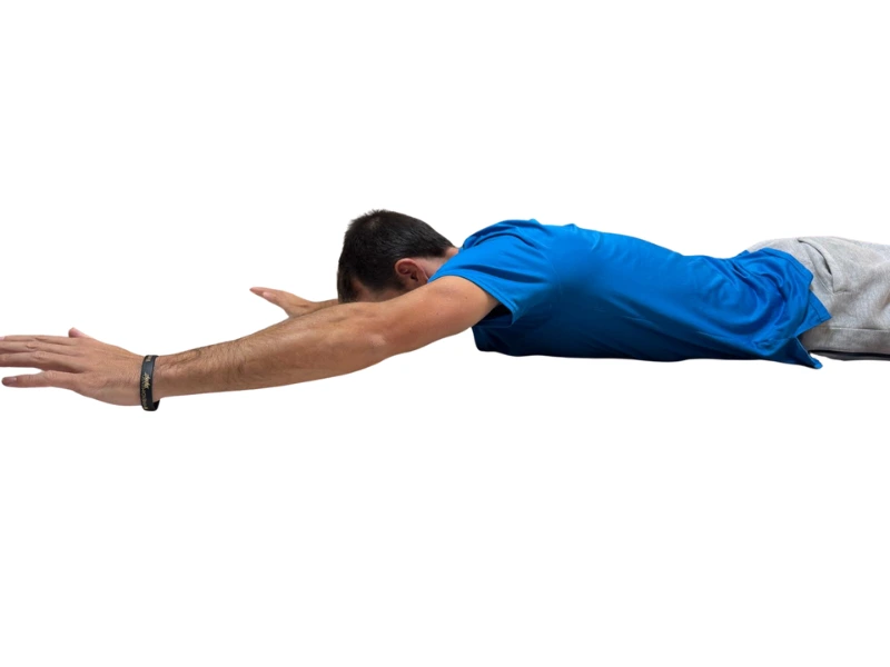 ejercicio rehabilitacion hombro tumbado boca abajo y brazos hacia delante