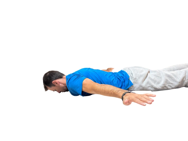 ejercicio de movilidad de hombros boca a bajo brazos en cruz