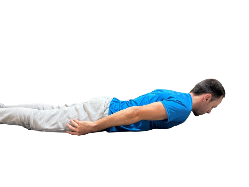 ejercicio de movilidad de hombro boca a bajo brazos pegados al cuerpo